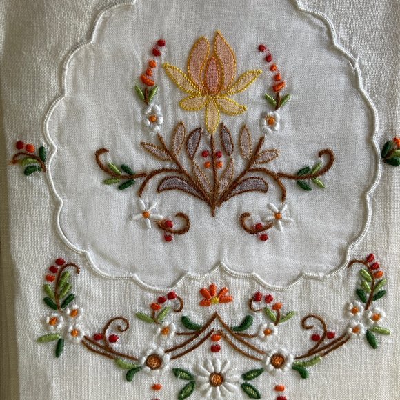 Four Mid Century Hand Embroidered Table Napkins - Picture 11 of 12